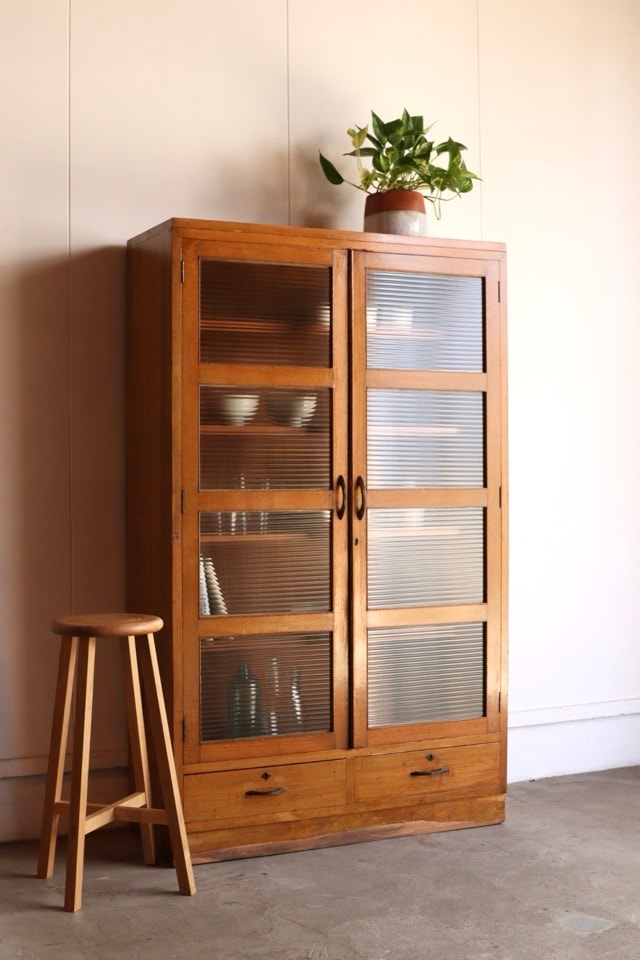 モールガラスの戸棚