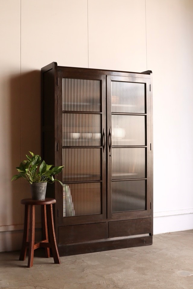 モールガラスの戸棚