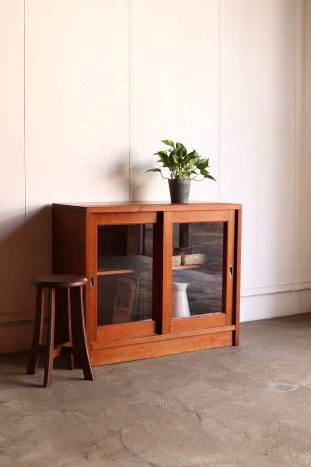 「sasasa」昭和初期 店舗什器 木製キャビネット ガラス戸棚 水屋箪笥 あたらしくて懐かしい。水屋箪笥風コレクションキャビネット