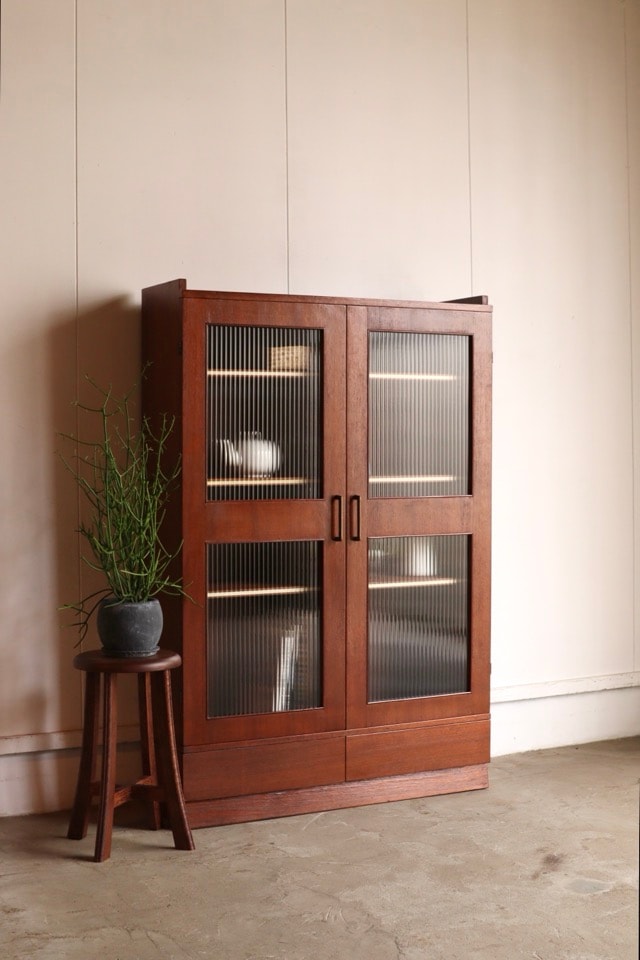 モールガラスの戸棚