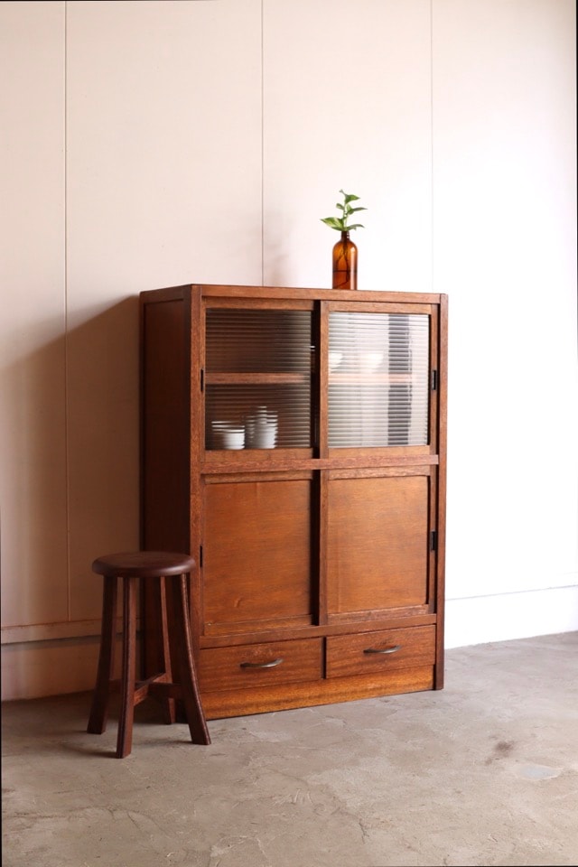 モールガラスの引戸棚