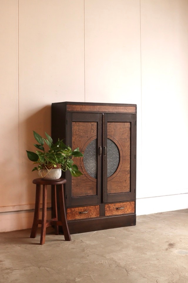 ダイヤガラスの戸棚