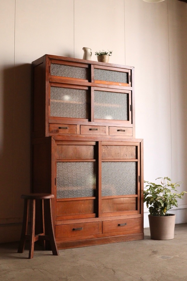 ダイヤガラスの引戸棚