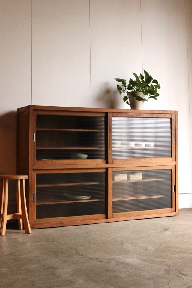 モールガラスの引戸棚