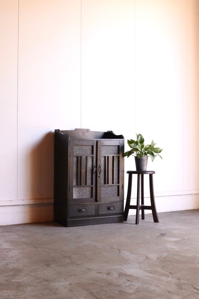 ダイヤガラスの戸棚