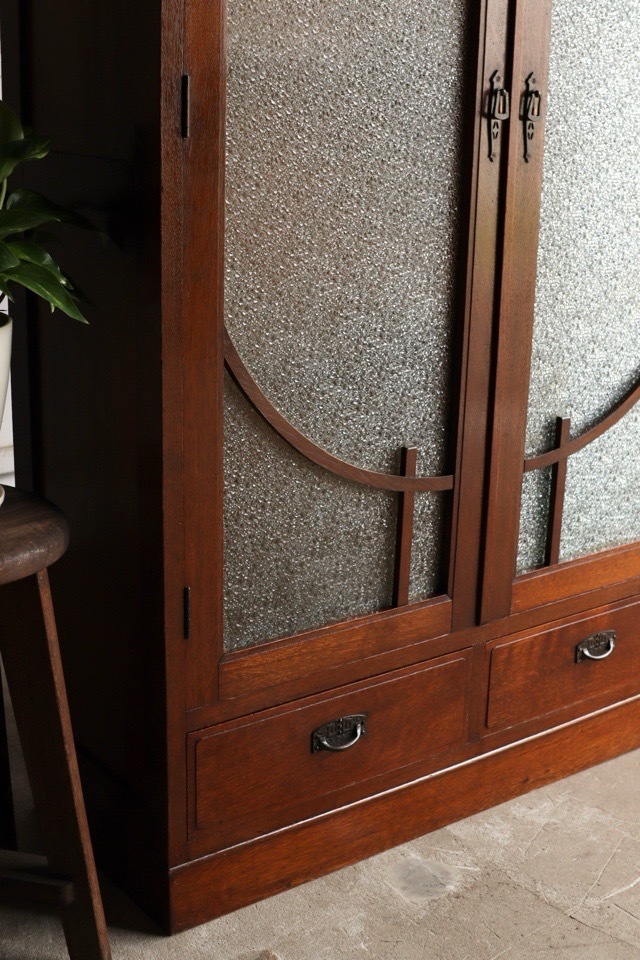 ダイヤガラスの戸棚