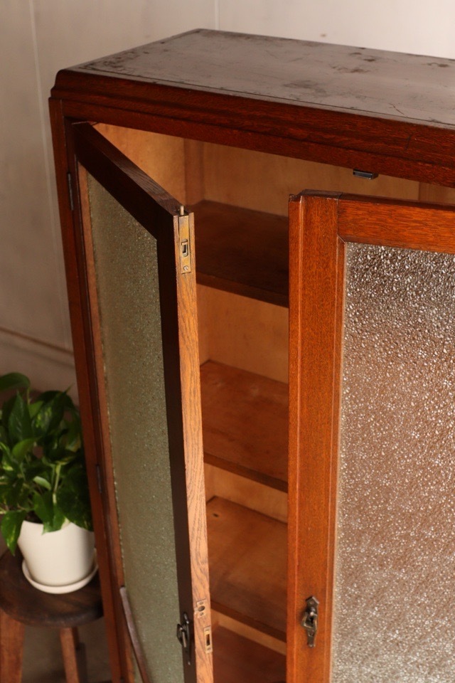 ダイヤガラスの戸棚