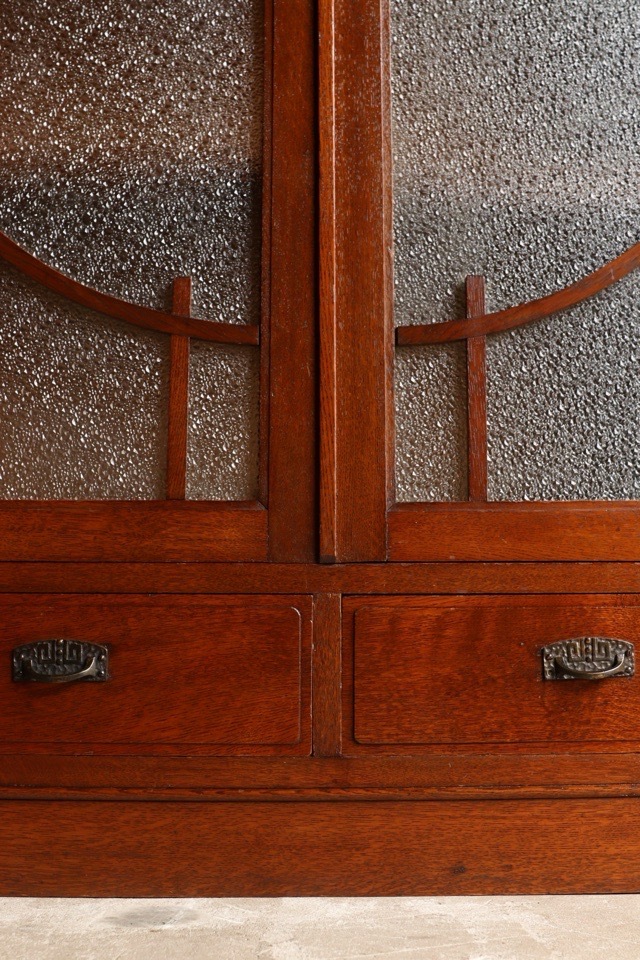 ダイヤガラスの戸棚