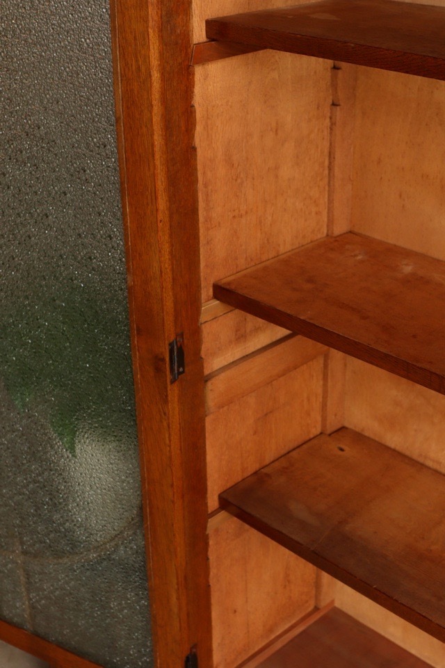 ダイヤガラスの戸棚