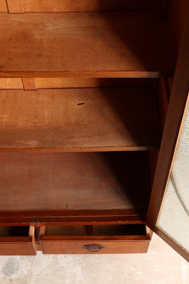 ダイヤガラスの戸棚