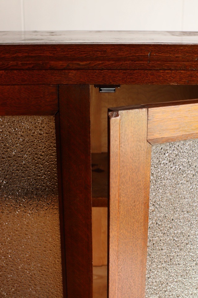 ダイヤガラスの戸棚