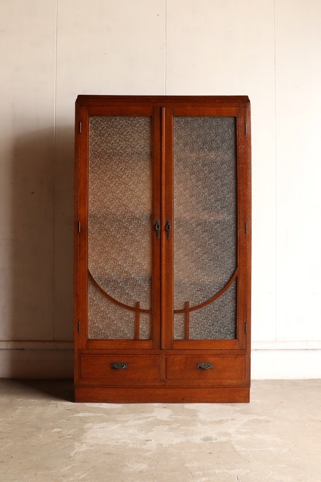 ダイヤガラスの戸棚