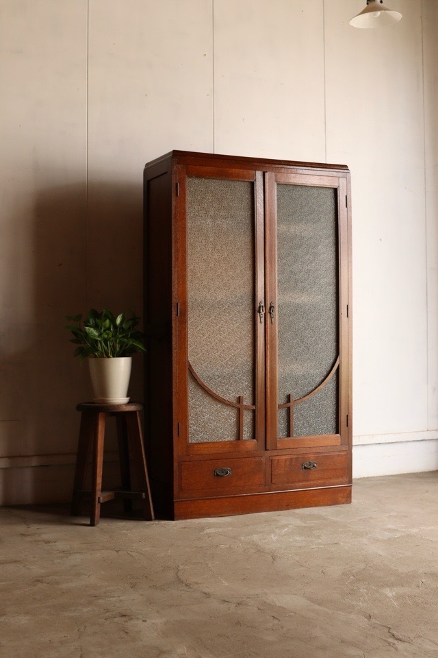 ダイヤガラスの戸棚