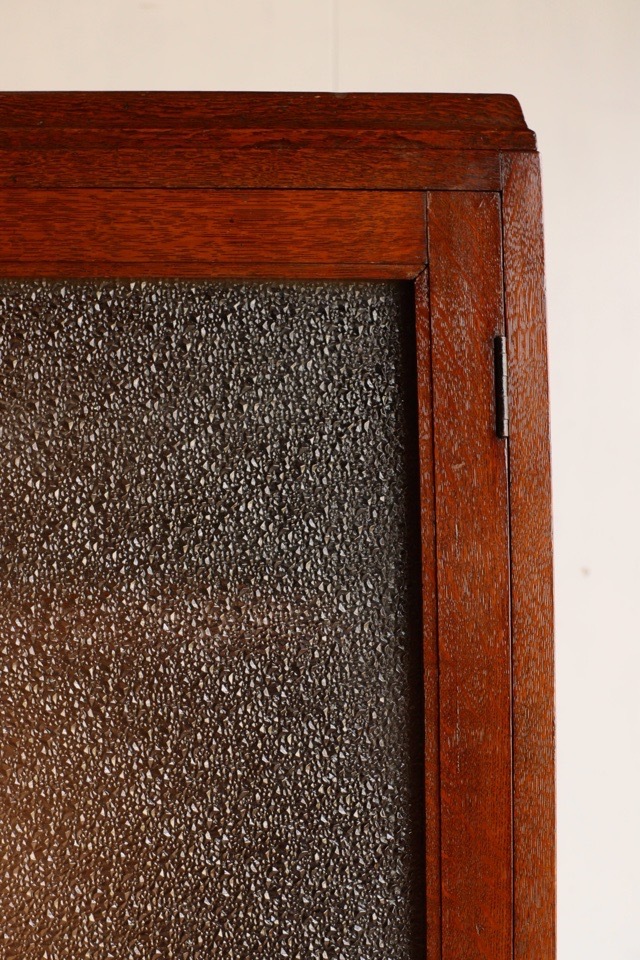 ダイヤガラスの戸棚