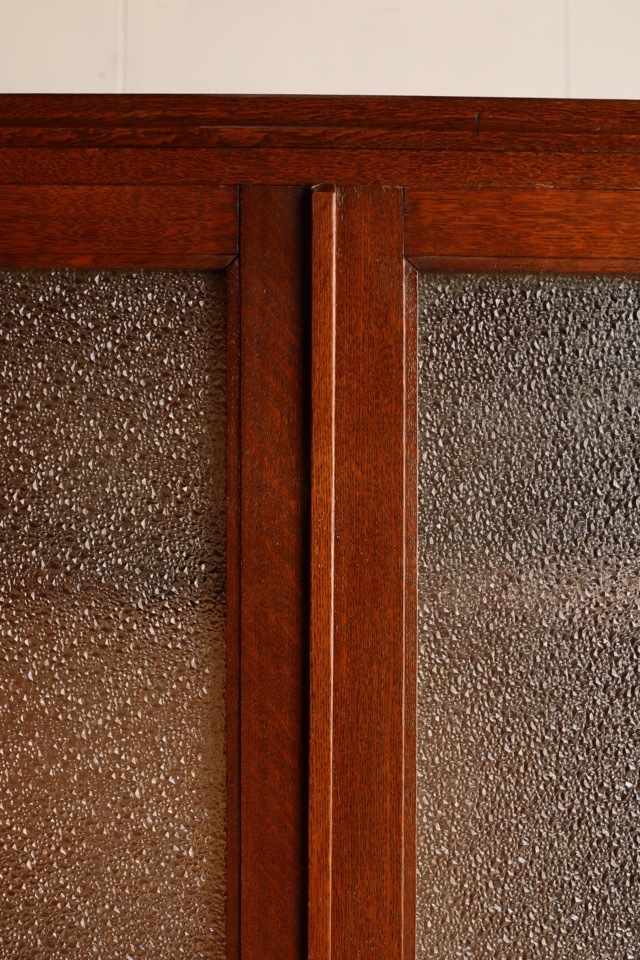 ダイヤガラスの戸棚