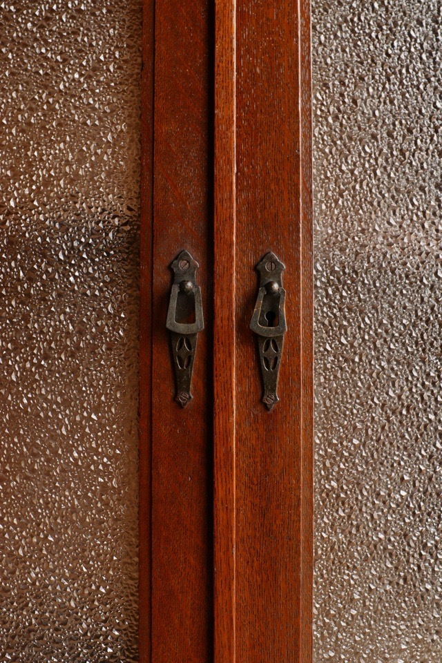 ダイヤガラスの戸棚