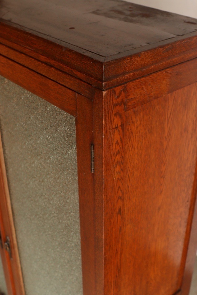 ダイヤガラスの戸棚