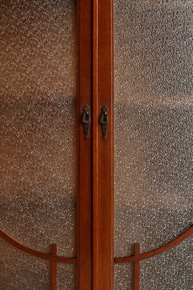 ダイヤガラスの戸棚