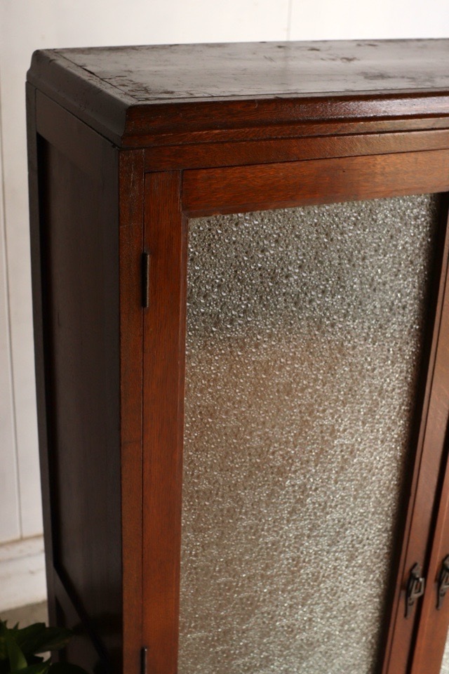 ダイヤガラスの戸棚