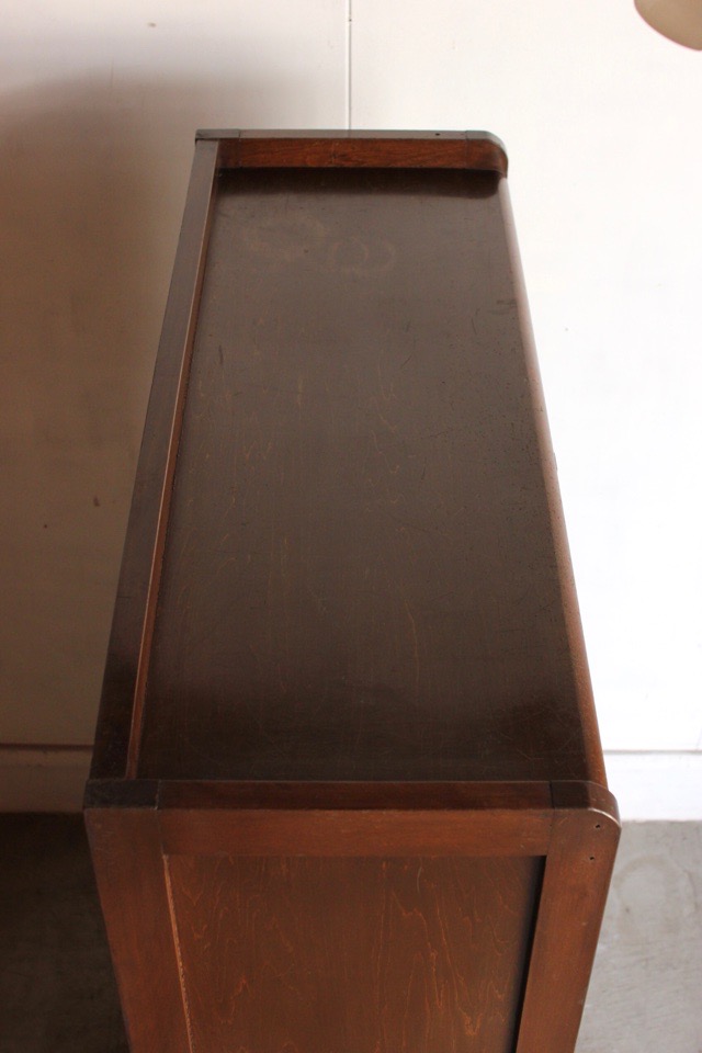 モールガラスの戸棚