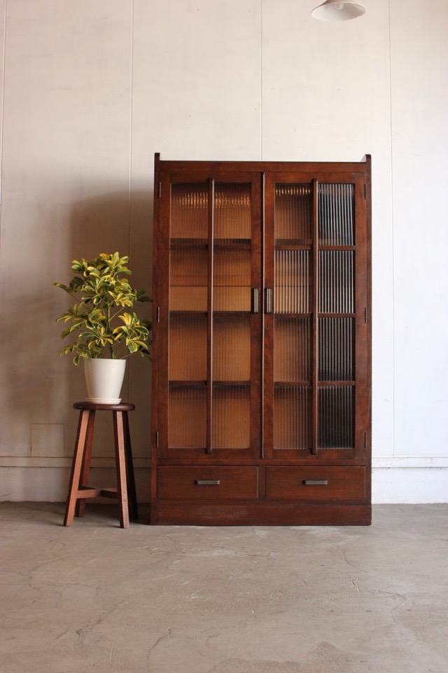 モールガラスの戸棚