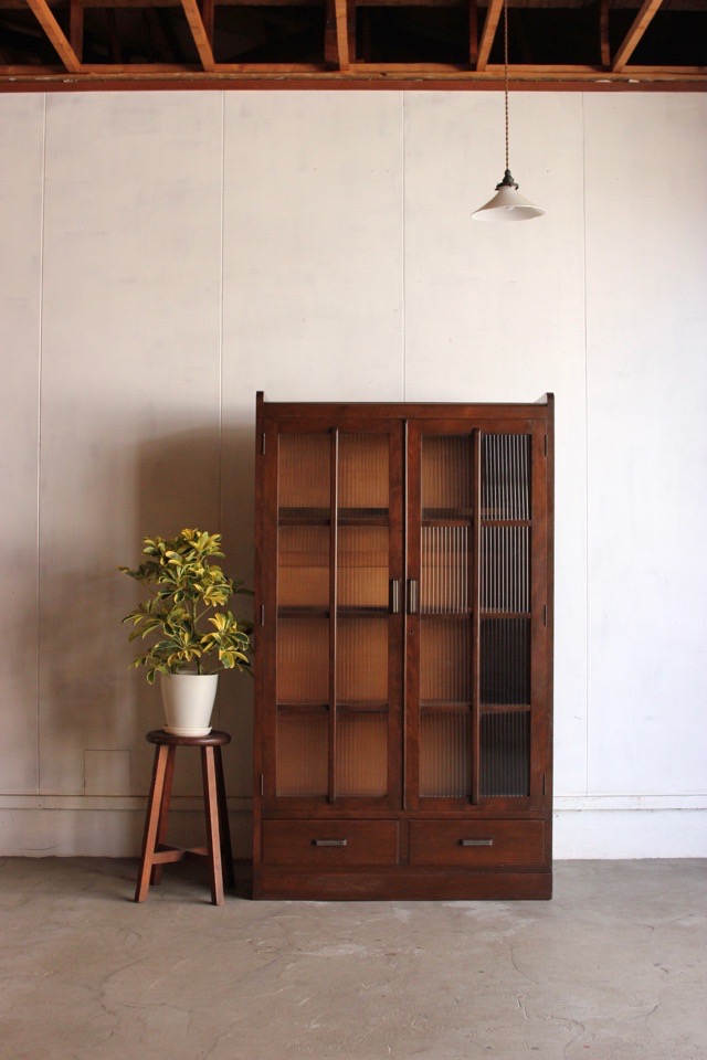 モールガラスの戸棚