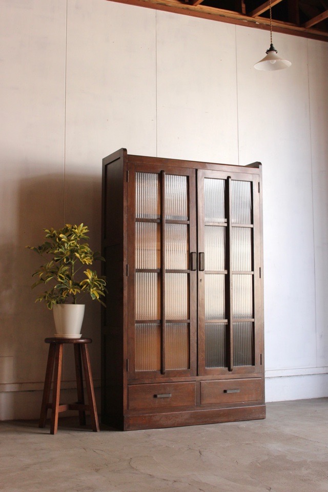 モールガラスの戸棚