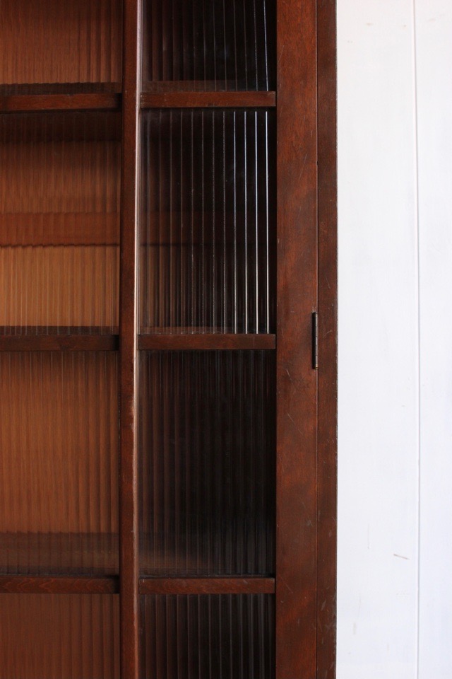 モールガラスの戸棚