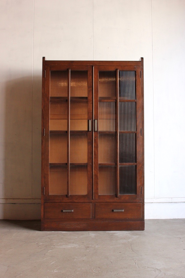 モールガラスの戸棚