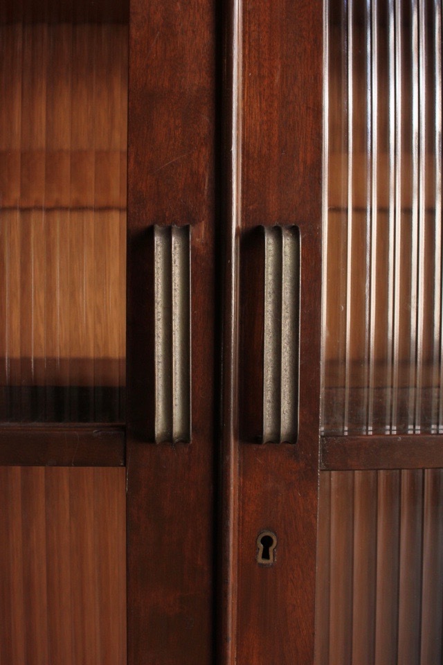 モールガラスの戸棚