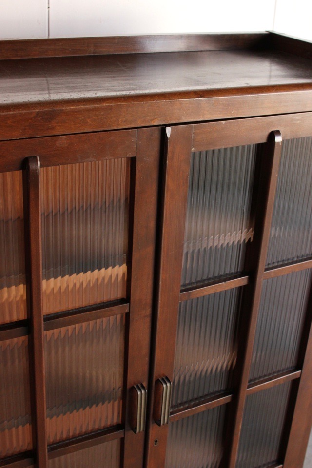 モールガラスの戸棚