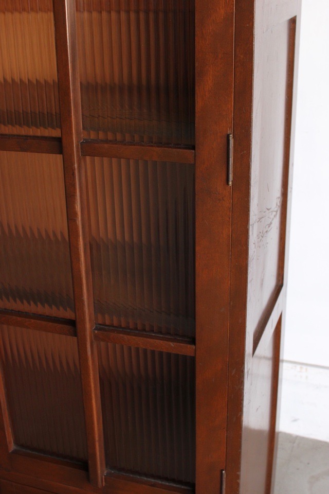 モールガラスの戸棚