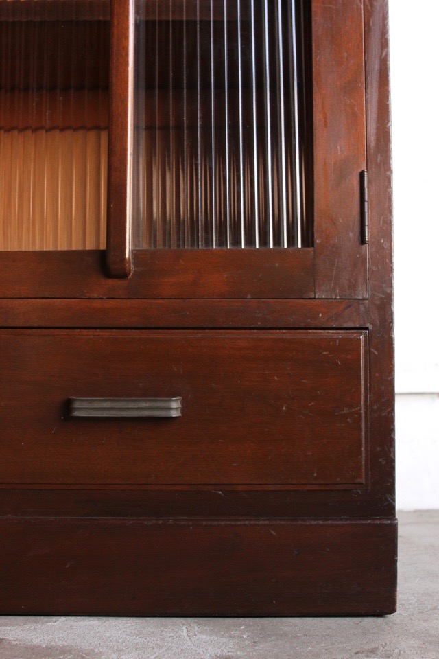 モールガラスの戸棚