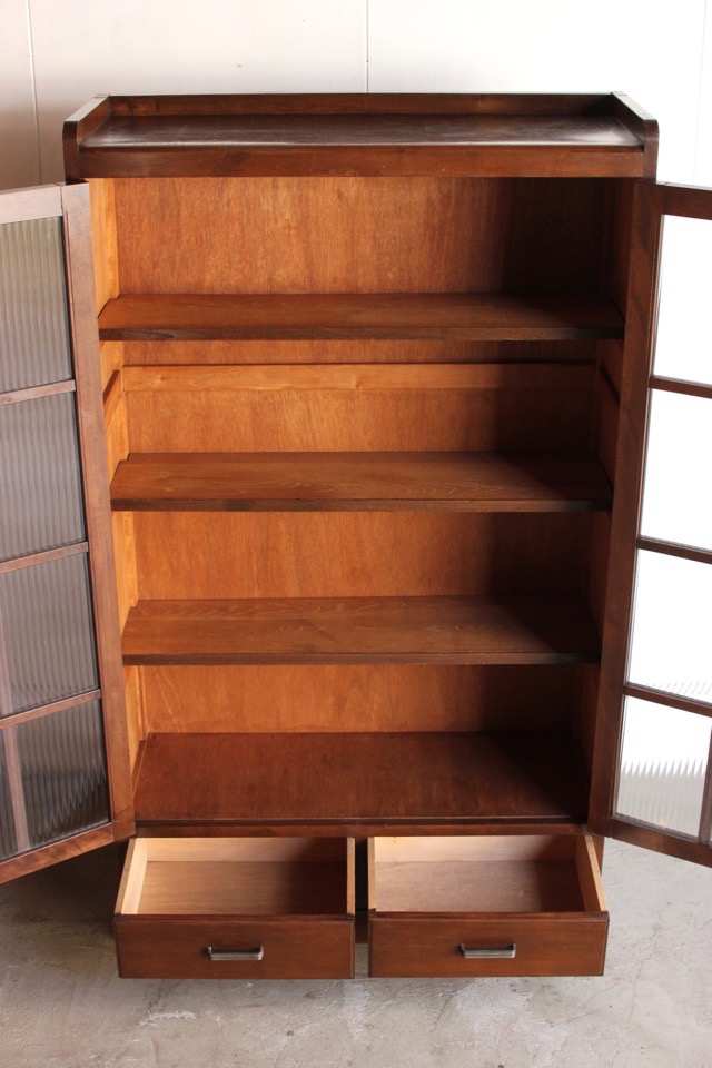 モールガラスの戸棚