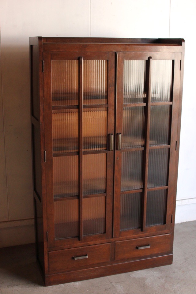 モールガラスの戸棚