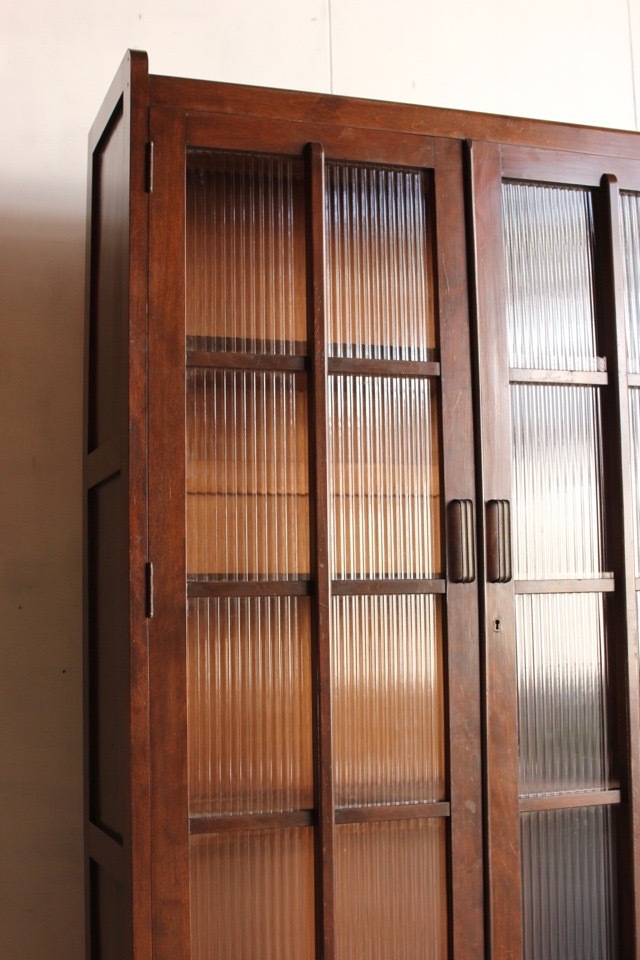 モールガラスの戸棚