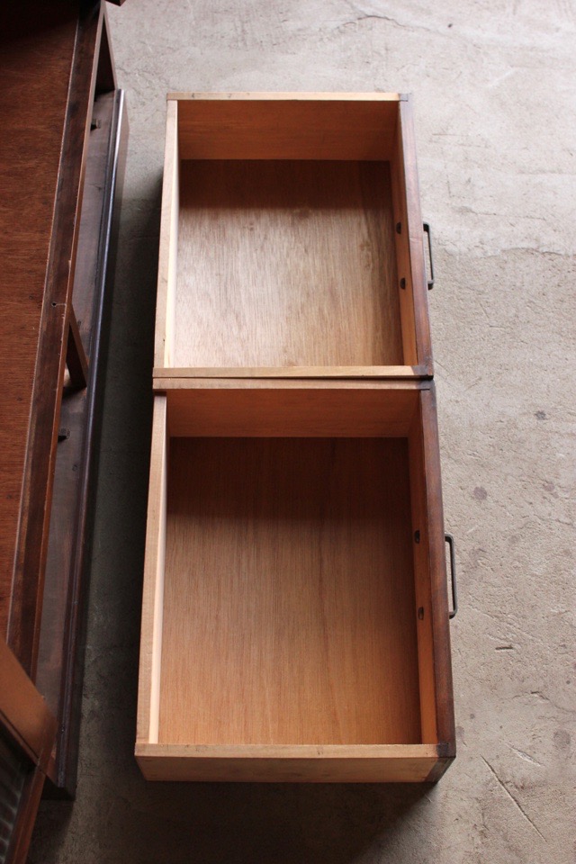 モールガラスの戸棚