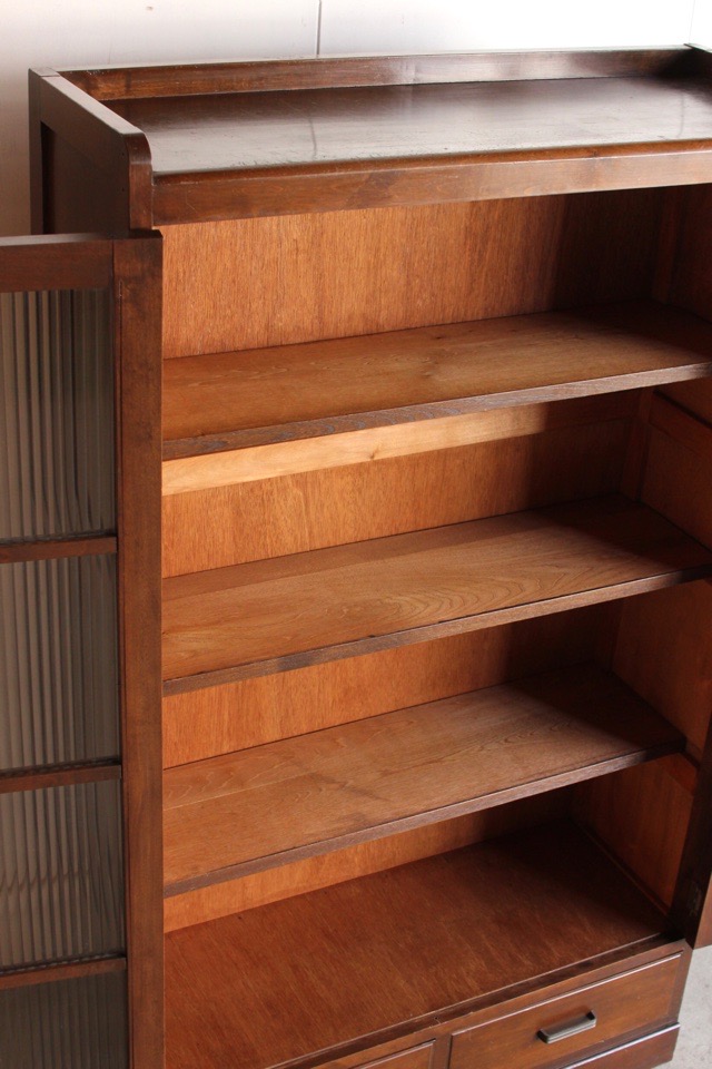 モールガラスの戸棚