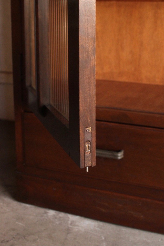 モールガラスの戸棚