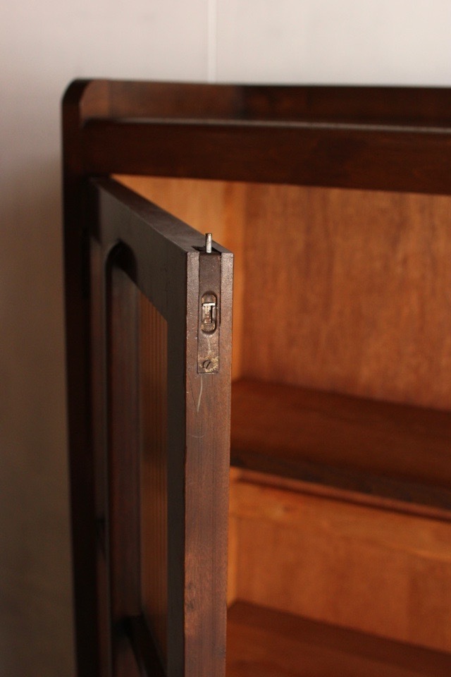 モールガラスの戸棚