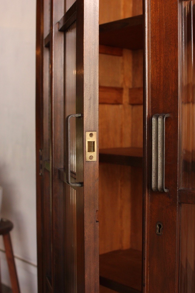 モールガラスの戸棚