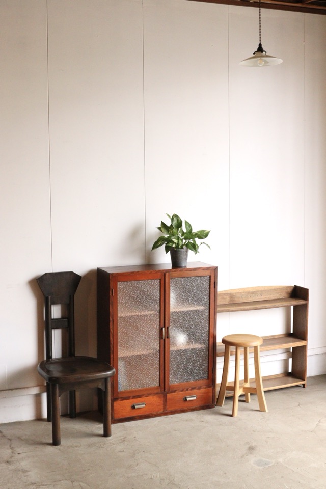 ダイヤガラスの戸棚