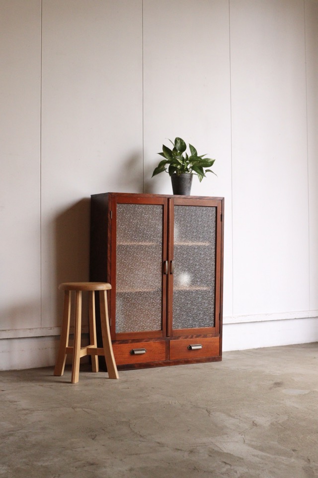 ダイヤガラスの戸棚