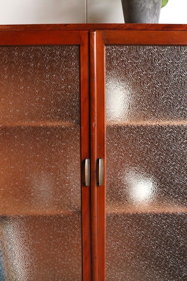 ダイヤガラスの戸棚