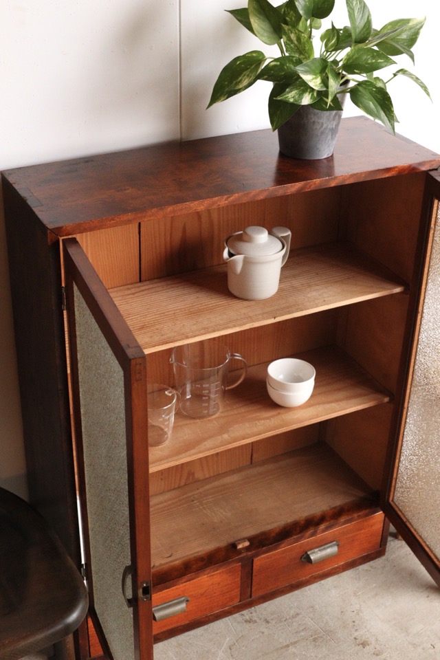 ダイヤガラスの戸棚