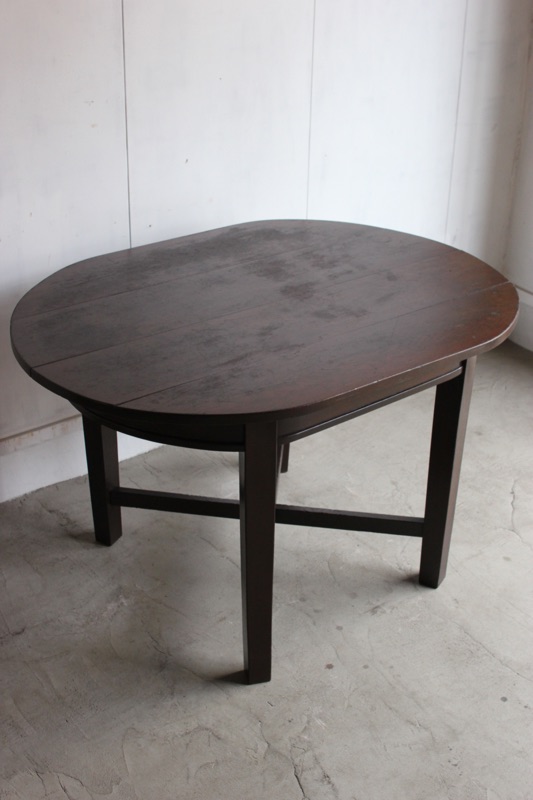 楕円形のテーブル