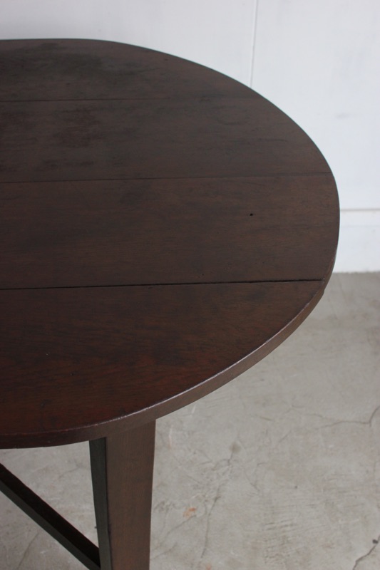 楕円形のテーブル