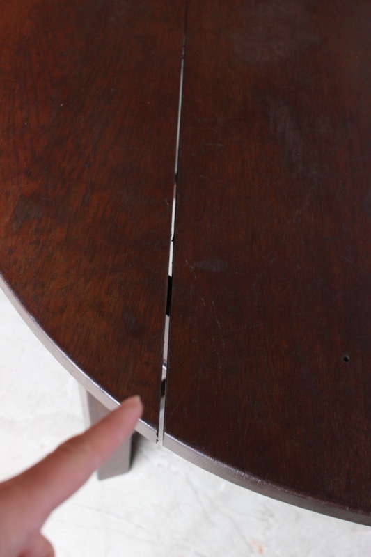 楕円形のテーブル