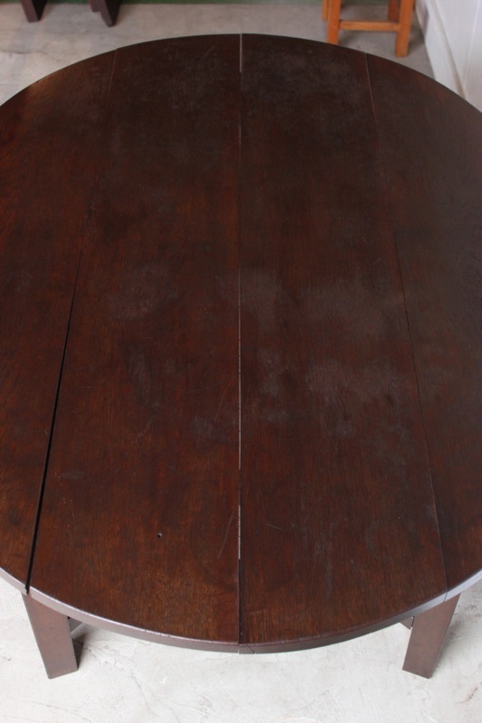 楕円形のテーブル