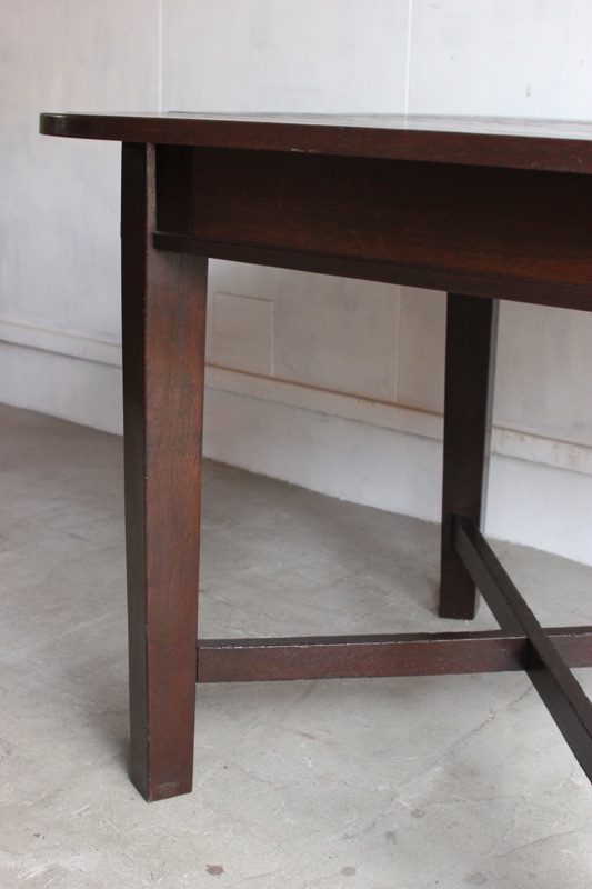 楕円形のテーブル